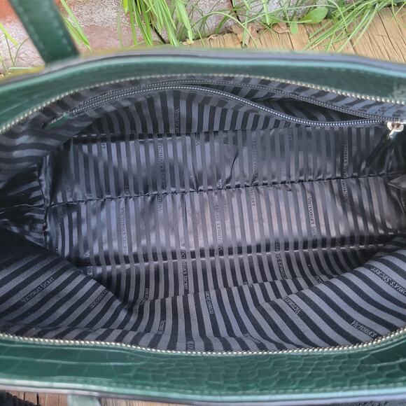 Victoria’s Secret Carryall Tote – Emerald Green Faux Croc, Discontinued 2021 - Picture 5 of 11